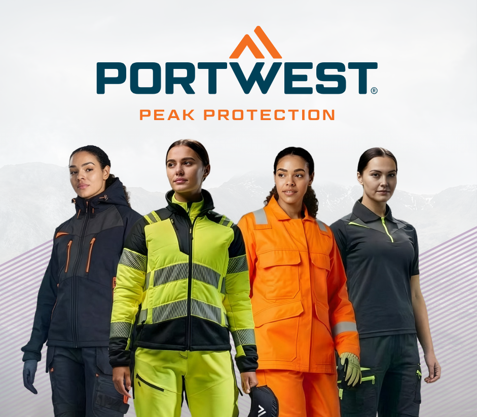 Vier Frauen in Arbeitskleidung. Sie stehen nebeneinander und. Hintergrund sieht man eine blasse Berglandschaft und ein Streifenmuster. Oberhalb ist das blau-orange Logo des Herstellers Portwest platziert. 