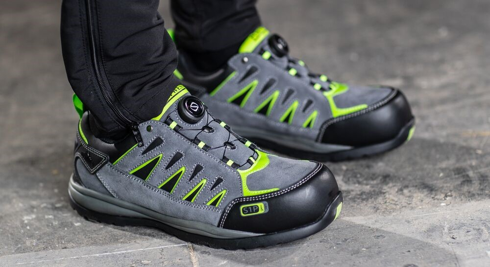 Steelite Lusum Sicherheits-Trainer S1P HRO FT18 in Grau/Gr&uuml;n auf grauem Fliesenboden. 
