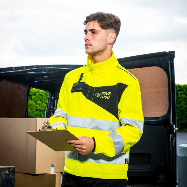 Arbeiter in gelber Schutzkleidung, der ein Klemmbrett in den Händen hält.