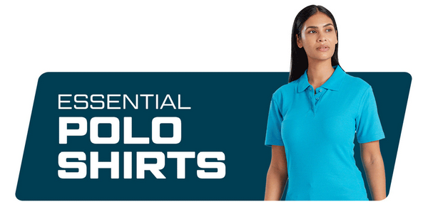 Blaues Banner mit der Aufschrift Essential Polo-Shirts und einem Bild von einer dunkelhaarigen Frau in aquamarin-blauem Poloshirt.