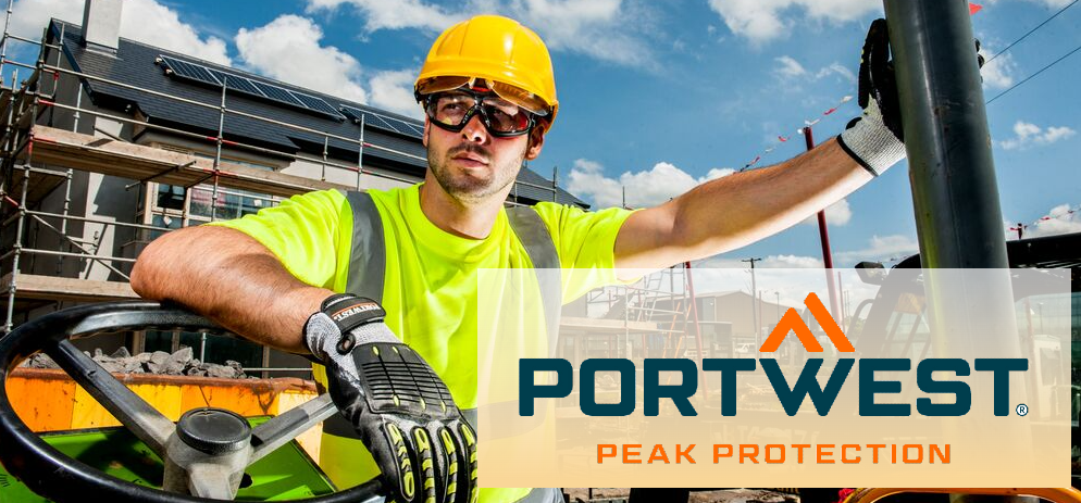Bauarbeiter mit Schutzbrille, Helm und Handschuhen auf einer Baustelle; im Vordergrund Portwest-Logo mit dem Slogan "Peak Protection".