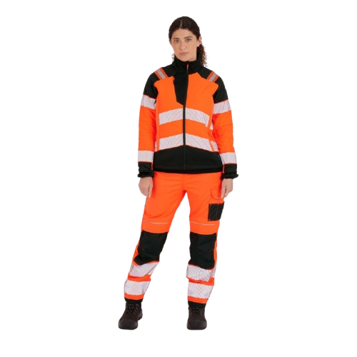 Arbeiterin in orange-schwarzer Arbeitskleidung. Sie hat braune Haare und blickt direkt in die Kamera. Es ist ein Link zur PW3 Warnschutz Stretch Arbeitshose f&uuml;r Damen PW385 hinterlegt.