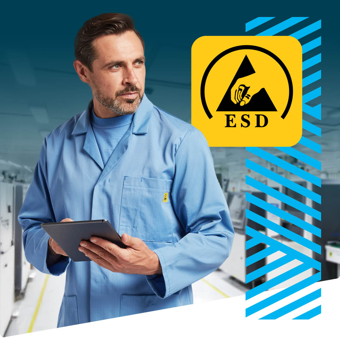 Arbeiter in blauem ESD-Schutzmantel mit Tablet in der Hand. Im Hintergrund technische Geräte. Rechts ein Musterstreifen in Aquablau und ein gelbes Quadrat mit ESD-Symbol.