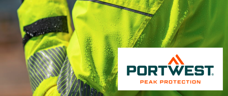 Nahaufnahme der PW3 Atmungsaktiven Regenjacke Extreme PW360 in Gelb mit reflektierenden Streifen. Regentropfen perlen vom wasserdichten Material ab. Das Logo des Herstellers Portwest befindet sich im rechten unteren Bildrand. 