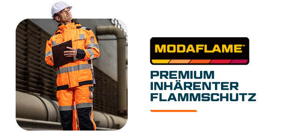 Quadratisches Bild eines Arbeiters in oranger Schutzkleidung mit weißem Helm, der vor einem Industriegebäude mit großen Rohrleitungen steht und ein Klemmbrett in der Hand hält. Rechts daneben befindet sich das schwarz-rot-orange Logo der Modaflame-Kollektion und die Überschrift: Premium inhärenter Flammschutz. Ein Link zu den Artikeln der Modaflame-Kollektion ist hinterlegt.