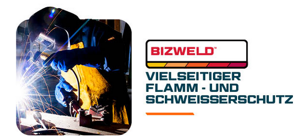 Quadratisches Bild einer Person in Schweißerkleidung mit Helm und Handschuhen, die ein funkensprühendes Schweißgerät in der Hand hält und an einem Stück Metall arbeitet. Rechts daneben befindet sich das Bizweld-Logo in Weiß, Rot und Orangetönen und die Überschrift: Vielseitiger Flamm- und Schweißerschutz. Ein Link zu dem Artikeln der Bizweld-Kollektion ist hinterlegt.