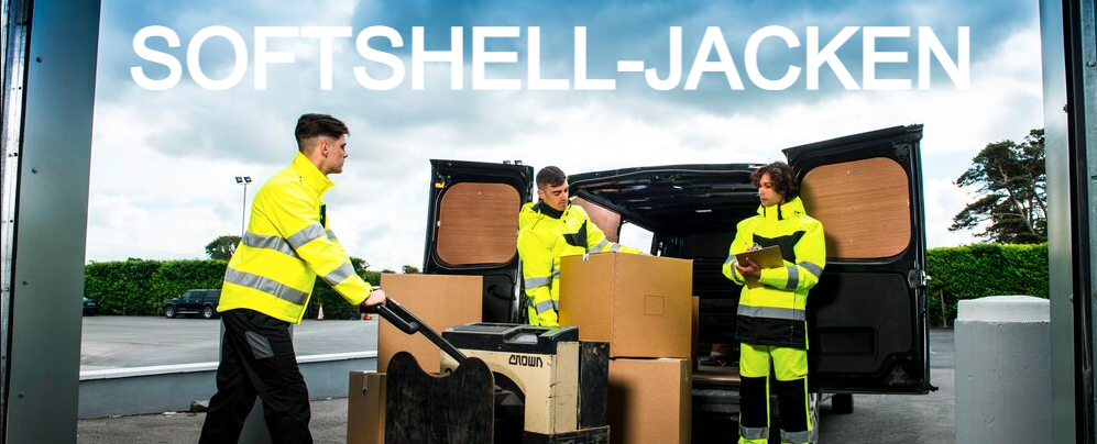Drei Männer in gelben Softshell-Jacken mit reflektierenden Streifen arbeiten vor einem offenen Lieferwagen mit Kartons und einem Hubwagen. Im oberen Bereich des Bildes steht in großer weißer Schrift ‚SOFTSHELL-JACKEN‘.