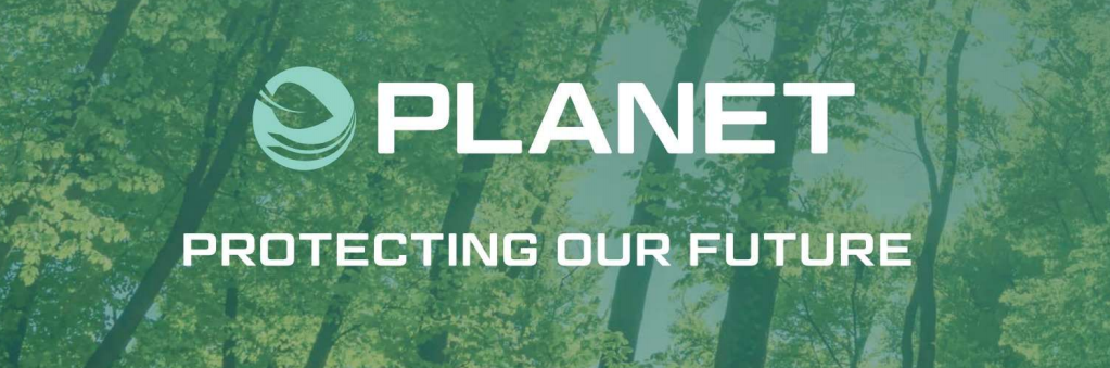 Wald mit Banner in transparentem Grün und der Aufschrift "PLANET - Protecting our future".