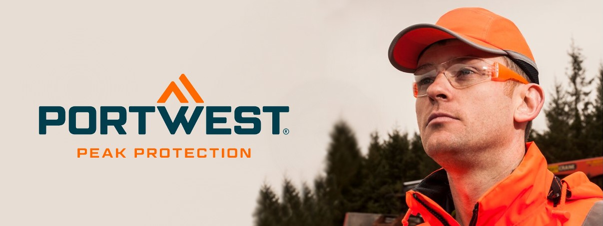 Ein Mann in orangefarbener Arbeitskleidung und einer orangefarbenen Anstoßkappe trägt eine Schutzbrille und schaut nach oben. Links von ihm befindet sich das Logo von "Portwest Peak Protection" vor einem hellen Hintergrund mit dunkelgrünen Bäumen im Hintergrund. Der hinterlegte Link führt zu unserer Auswahl an Anstoßkappen.
