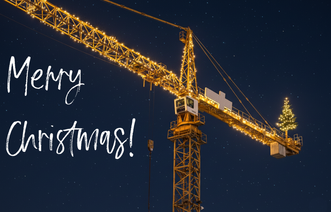 N&auml;chtliche Szene eines beleuchteten Krans. Auf dem hinteren Ende des Krans steht ein Weihnachtsbaum mit warmgelber Beleuchtung und im linken Bildbereich steht Merry Christmas in wei&szlig;er Schreibschrift.