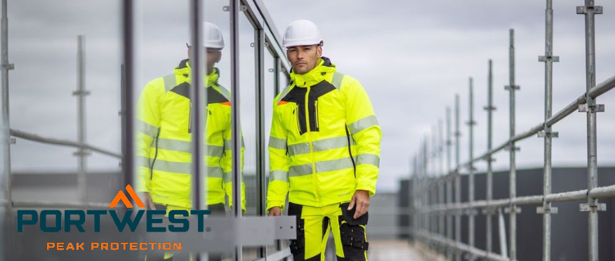 Arbeiter in warngelber Arbeitskleidung mit weißem Helm vor einer Fensterfront. Im Glas sieht man sein Spiegelbild, in der rechten Bildhälfte sieht man das obere Ende eines Gerüstes. 