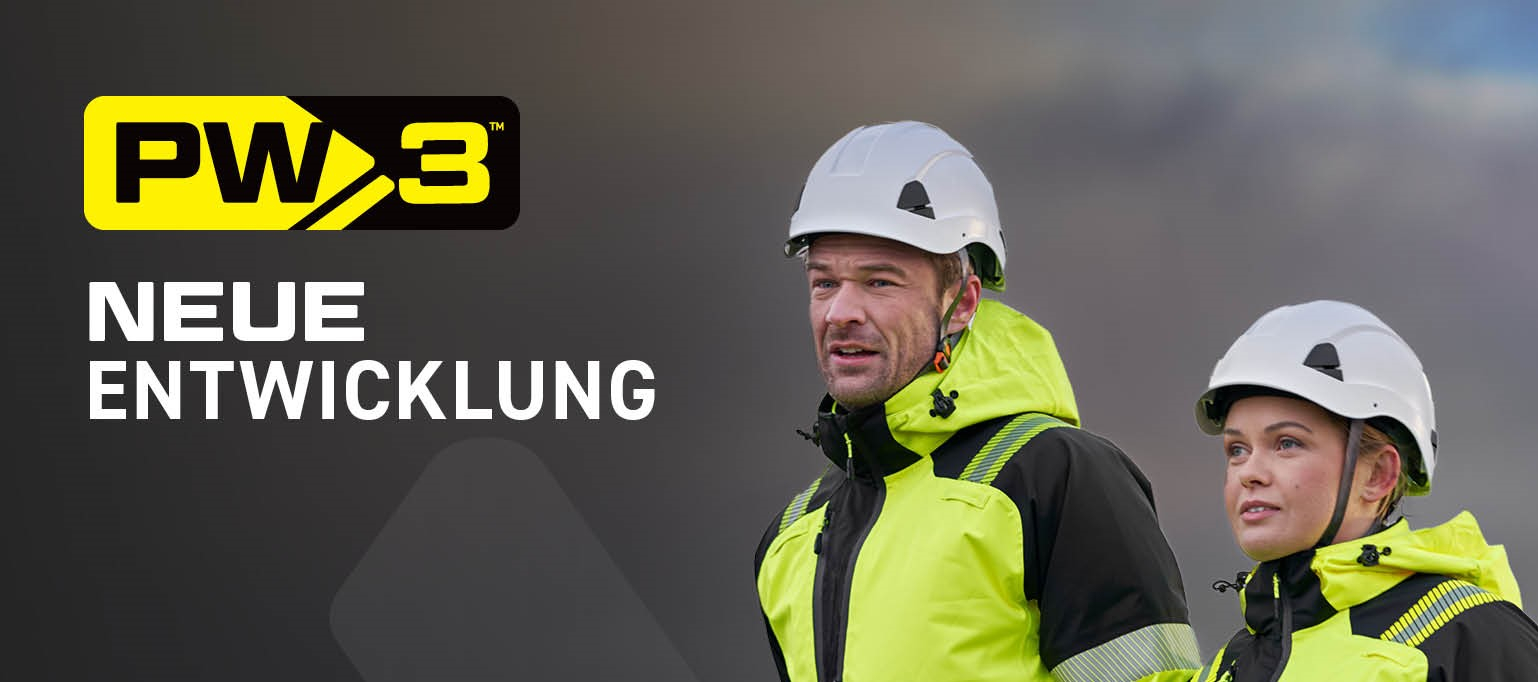 Ein Mann und eine Frau in warngelber Arbeitskleidung der PW3™-Serie. Beide tragen weiße Schutzhelme, schwarze Handschuhe und Jacke und Hose in Gelb mit Reflexstreifen. Der Hintergrund ist Grau mit dem Logo von Portwest in Hellgrau. Oben links im Bild ist das Logo der PW3-Kollektion und die Worte "neue Entwicklung" in weißer Schrift. 