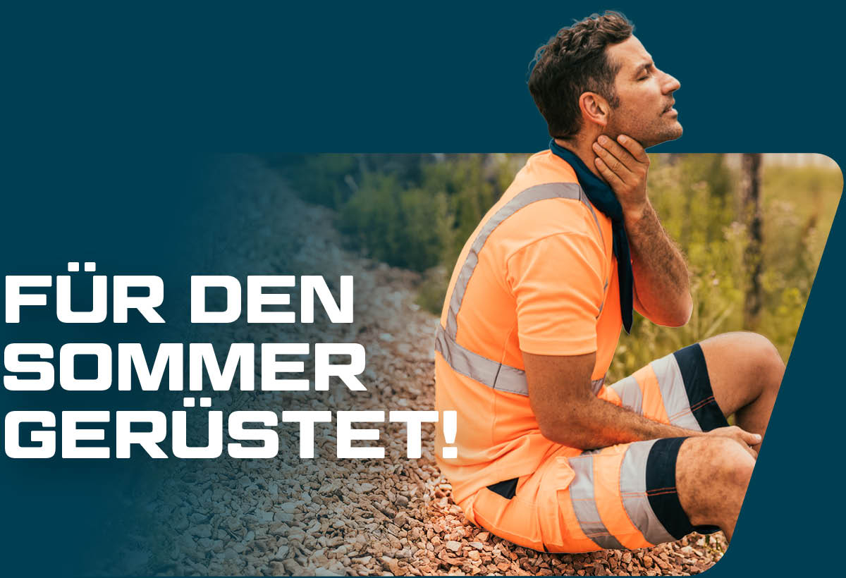 Bild eines Arbeiters in kurzer, oranger Warnschutzkleidung: Die Person trägt ein T-shirt und eine kurze Hose mit Reflexstreifen und schwarzen Details. Er sitzt auf einem Schotterhang, im Hintergrund sieht man eine Wiese und Baumstämme. Für den Sommer gerüstet steht in weißen Buchstaben im linken Bildbereich. Ein Link zu unserer Sommerkleidung ist hinterlegt. 