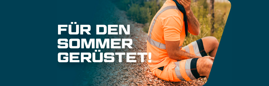 Bild eines Arbeiters in kurzer, oranger Warnschutzkleidung: Die Person trägt ein T-shirt und eine kurze Hose mit Reflexstreifen und schwarzen Details. Er sitzt auf einem Schotterhang, im Hintergrund sieht man eine Wiese und Baumstämme. Für den Sommer gerüstet steht in weißen Buchstaben im linken Bildbereich. 