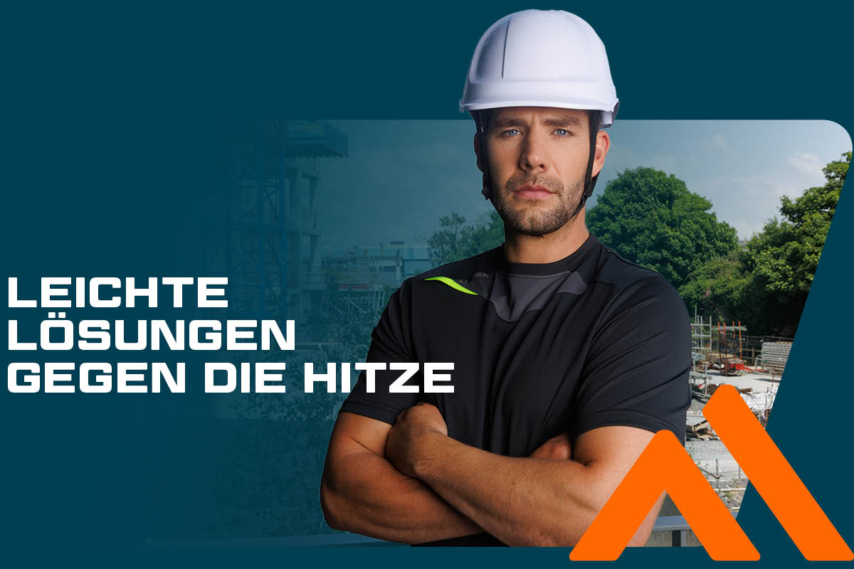 Ein Bauarbeiter mit weißem Schutzhelm und schwarzem, leichten Funktionsshirt steht mit verschränkten Armen vor einer sommerlichen Baustellenkulisse. Links im Bild steht in weißer, fetter Schrift: „Leichte Lösungen gegen die Hitze“. In der rechten unteren Ecke befindet sich ein orangefarbenes Logo mit zwei stilisierten „A“-Formen.