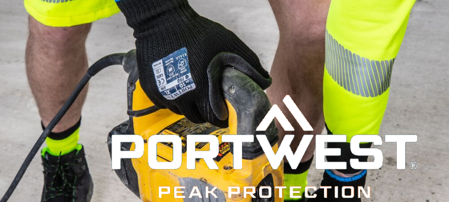 Arbeiter mit Anti-Vibrationshandschuhen von Portwest beim Einsatz eines gelben Presslufthammers. Im Vordergrund ist das weiße Portwest-Logo mit dem Schriftzug „Peak Protection“ eingeblendet.