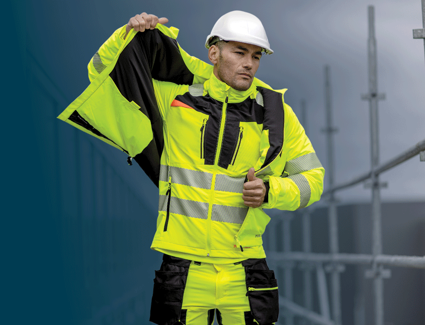 Arbeiter mit Helm in Portwest Winter Warnschutzkleidung