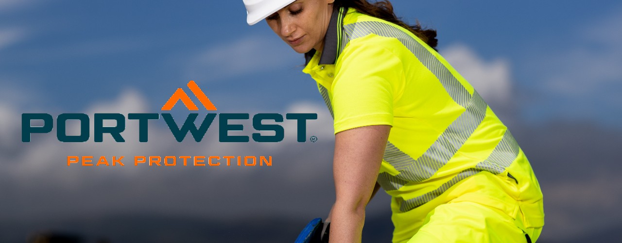 Dame in warngelber Arbeitskleidung vor Bergkulisse mit großem Logo der Firma Portwest in Orange und Blau.
