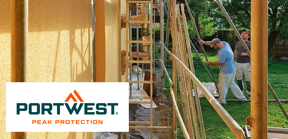 Zwei Maler arbeiten neben einem Baugerüst an der Fassade eines Gebäudes. Sie tragen weiße Malerhosen und bunte T-Shirts. Im Vordergrund ist das Logo von "Portwest Peak Protection" zu sehen.