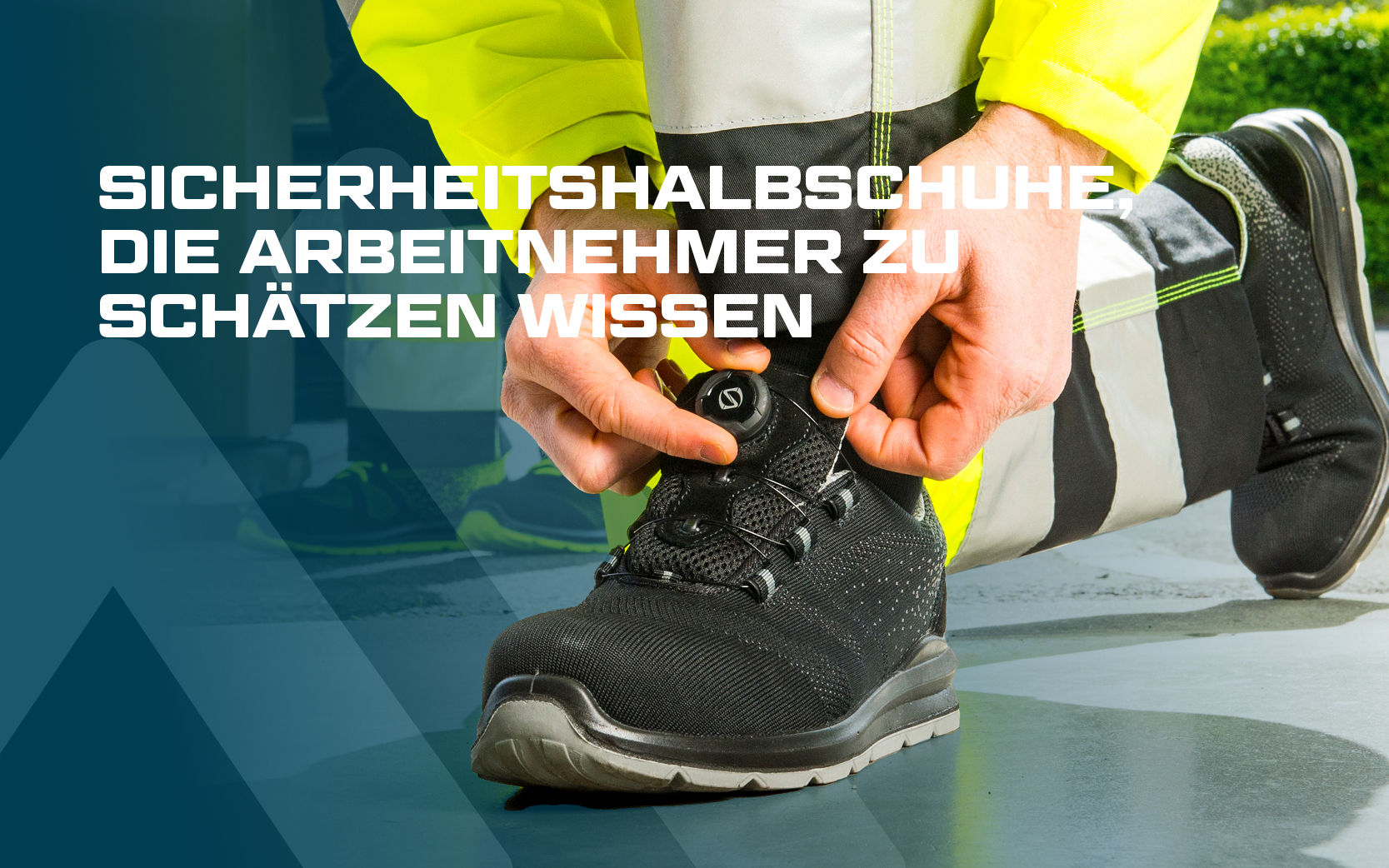 Sicherheitshalbschuhe in Schwarz mit grauer Sohle, Arbeiter in warngelber Sicherheitskleidung passt den Schuh mit dem praktischen Stellrad an seinen Fuß an. Link zu unserem Katalog an Sicherheitsschuhen. 