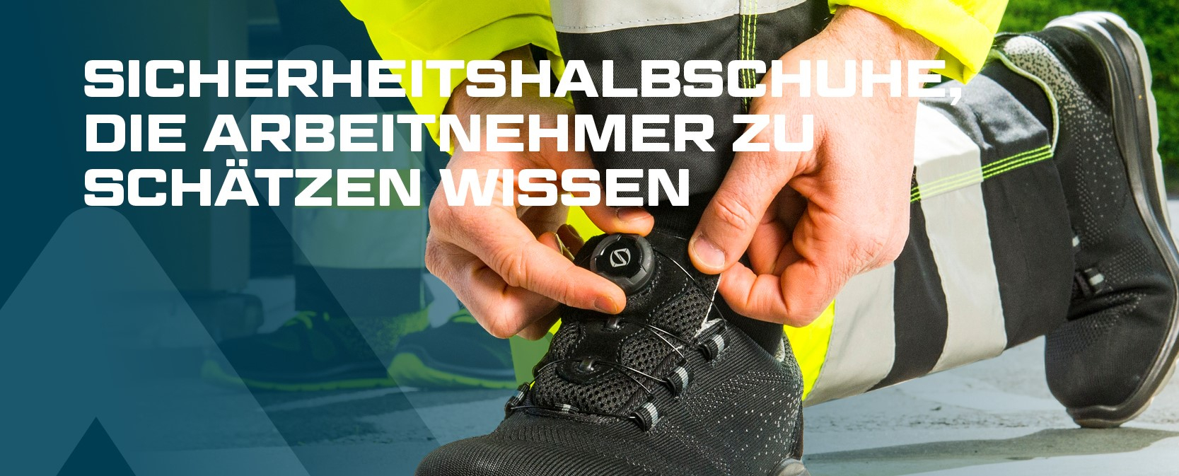 Sicherheitshalbschuhe in Schwarz mit grauer Sohle, Arbeiter in warngelber Sicherheitskleidung passt den Schuh mit dem praktischen Stellrad an seinen Fuß an.