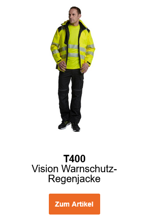 Bild eines Arbeiters, der die Vision Warnschutzregenjacke T400 in Gelb und eine schwarze Hose tr&auml;gt. Ein Link zur Jacke ist hinterlegt.