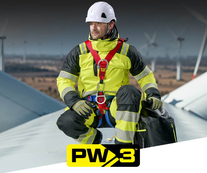 Arbeiter in Portwest PW3 Sicherheitsarbeitskleidung an einer Windkraftanlage. Ein Link zur PW3-Kollektion ist hinterlegt.