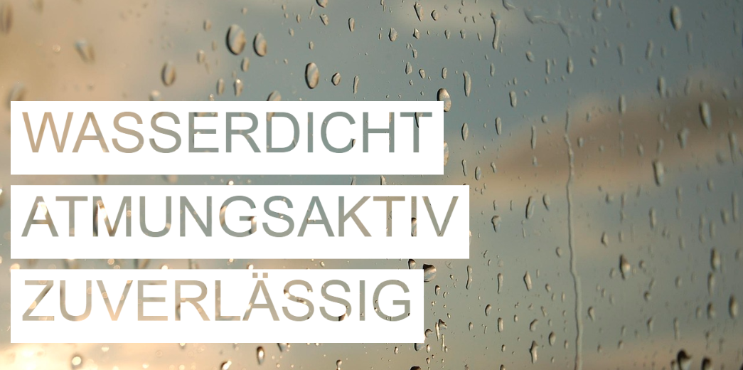 Glasscheibe mit Wassertropfen. Dahinter kann man einen blauen Himmel mit grauen Wolken erahnen. Die Worte "Wasserdicht, atmungsaktiv, zuverlässig" sind weiß hinterlegt und ausgestanzt. 