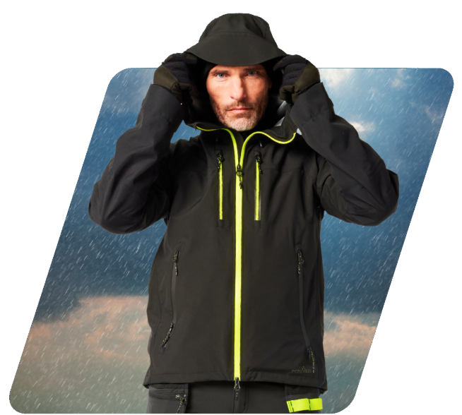 Mann mit Bart in schwarzer Regenkleidung mit gelben Details. Er trägt eine Softshelljacke mit Kapuze, eine passende Hose und Handschuhe. Ein Link zu unserer Regenkleidung ist hinterlegt.