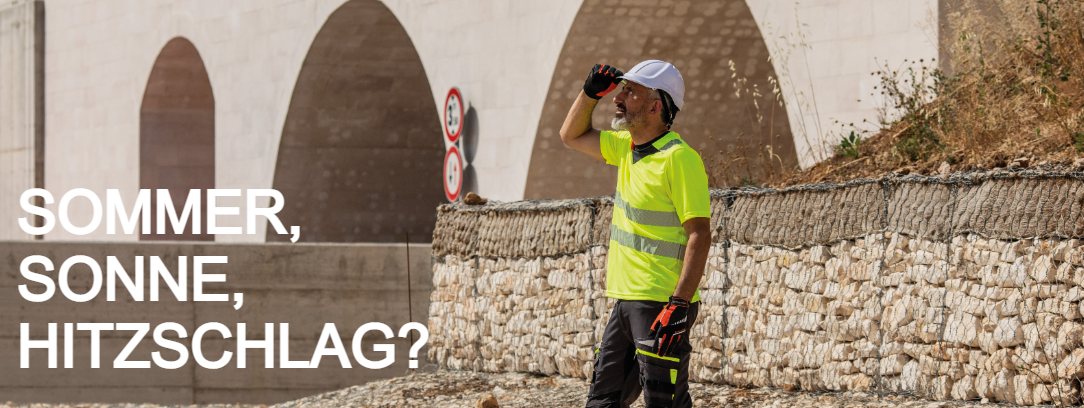 Arbeiter mit kurzärmeligem Warnschutz-T-Shirt in Gelb, weißem Schutzhelm und orange-schwarzen Handschuhen vor sonnenverbrannter Wiese. Weiße Überschrift: "Sommer, Sonne, Hitzschlag?". 