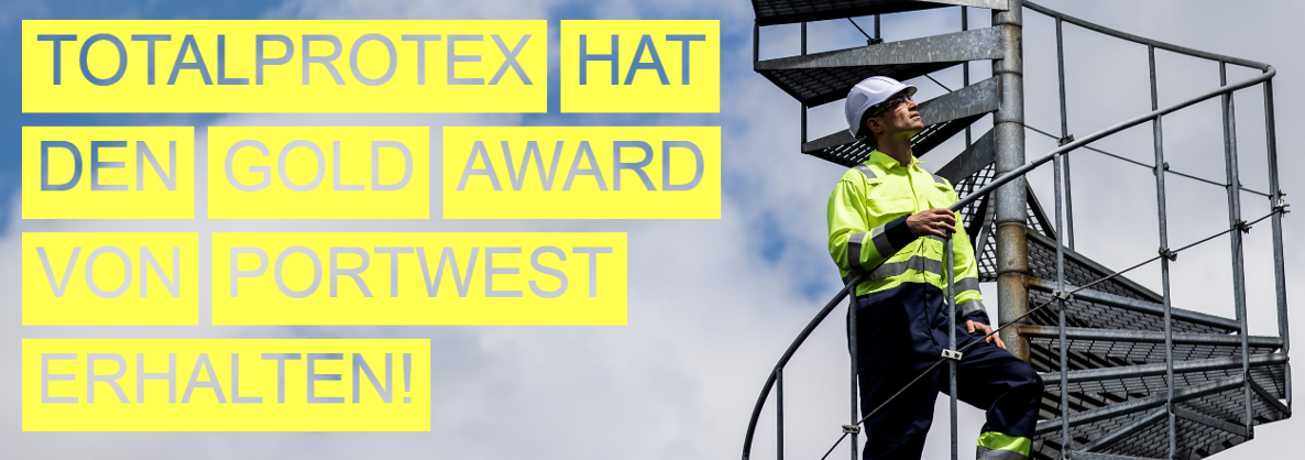 Arbeiter in gelber Warnschutzkleidung, der mit gen Himmel gerichtetem Blick eine Wendeltreppe besteigt. Im Hintergrund sieht man blauen Himmel mit weißen Wolken. Das Bild hat die Aufschrift "Totalprotex hat den Gold Award von Portwest erhalten".