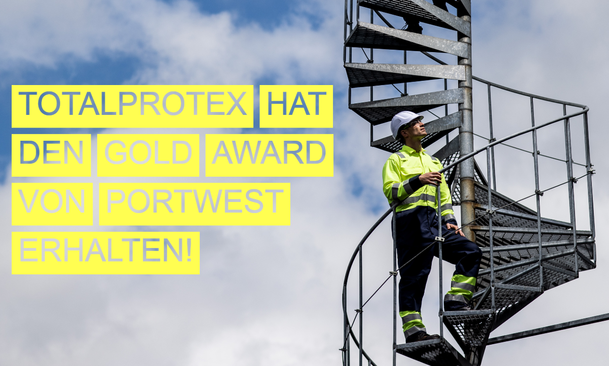 Arbeiter in gelber Warnschutzkleidung, der mit gen Himmel gerichtetem Blick eine Wendeltreppe besteigt. Im Hintergrund sieht man blauen Himmel mit weißen Wolken. Das Bild hat die Aufschrift "Totalprotex hat den Gold Award von Portwest erhalten".