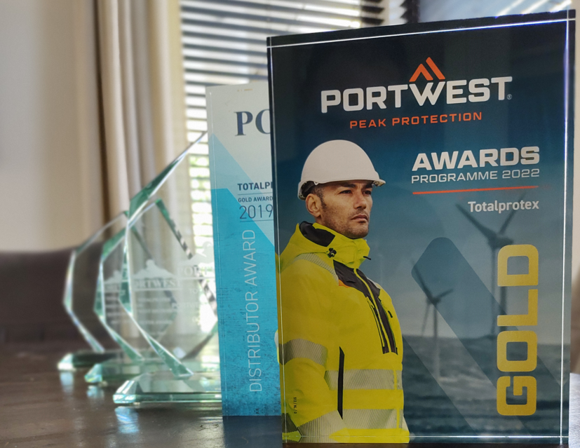 Reihe verschiedener Auszeichnungen, die Totalprotex erhalten hat. An vorderster Stelle der Portwest Gold Award.