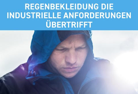 Mann in Regenjacke mit Kapuze auf dem Kopf. Darüber der Schriftzug: Regenbekleidung die industrielle Anforderungen übertrifft.