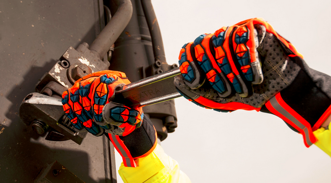 Modellbild der A726 Schnittschutzhandschuhe in Orange.