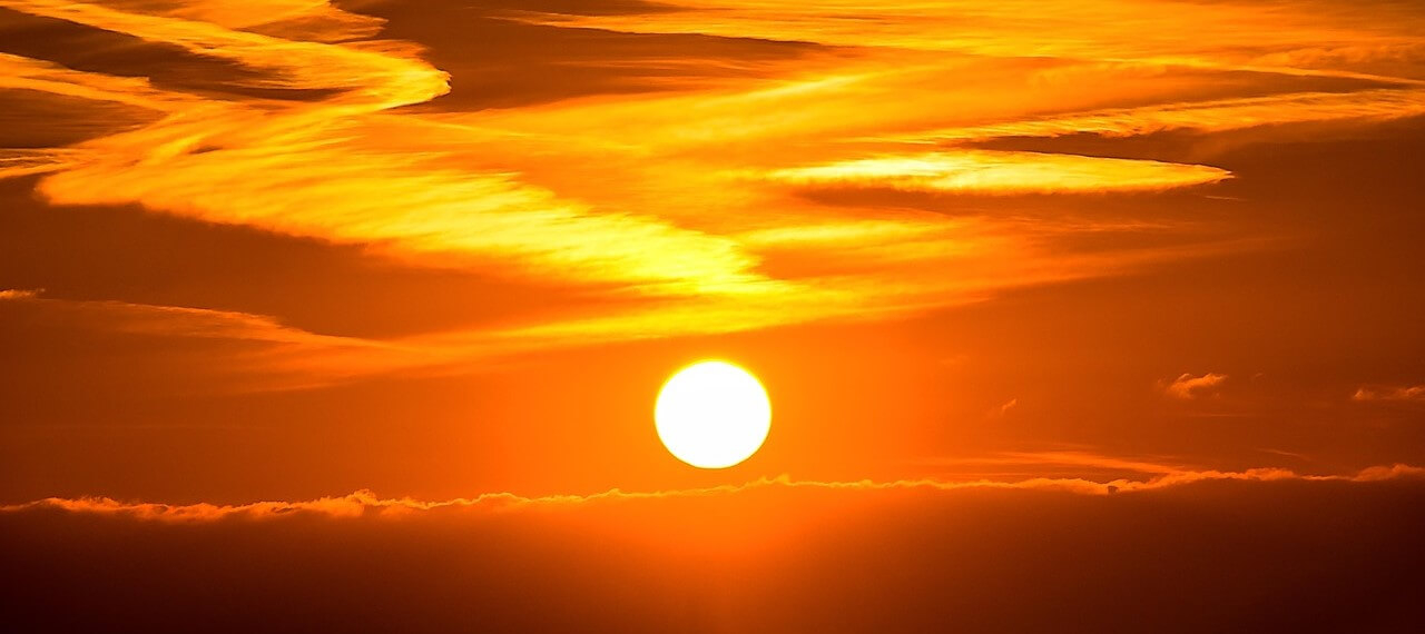 Die Sonne geht vor einem glutroten Himmel unter und man kann die Hitze fürmlich spüren.